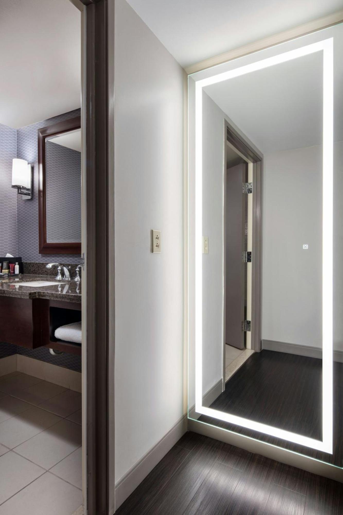 ไวเซเลีย แมริออท แอท เดอะ คอนเวนชั่น เซ็นเตอร์ Hotel ภายนอก รูปภาพ